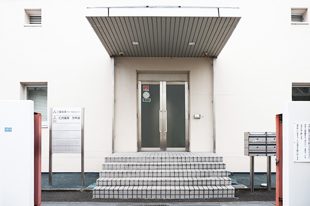 店舗外観写真 (店舗は三菱倉庫内)